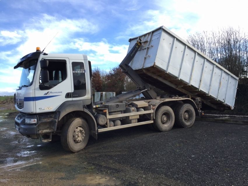 Livraison et retrait du caisson en camion 6X4 Ampliroll.